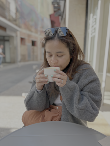 Chica bebiendo café de especialidad