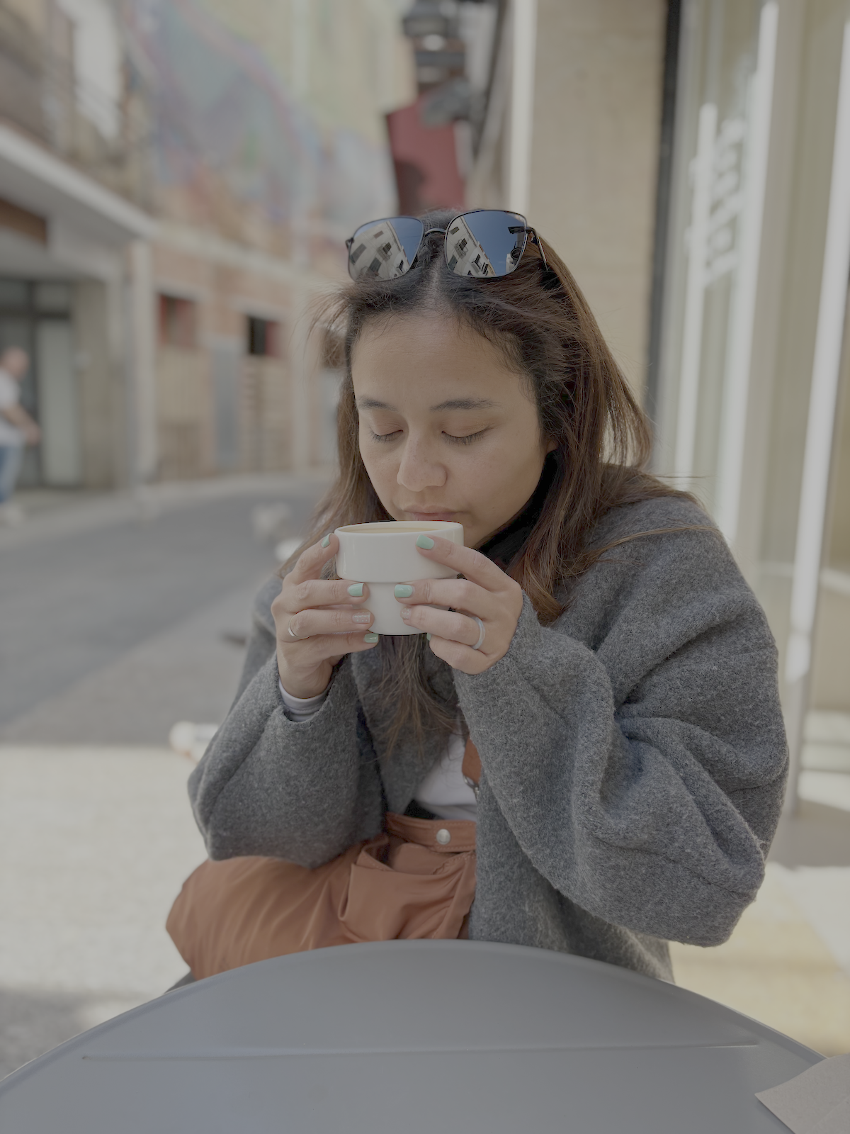 Chica bebiendo café de especialidad