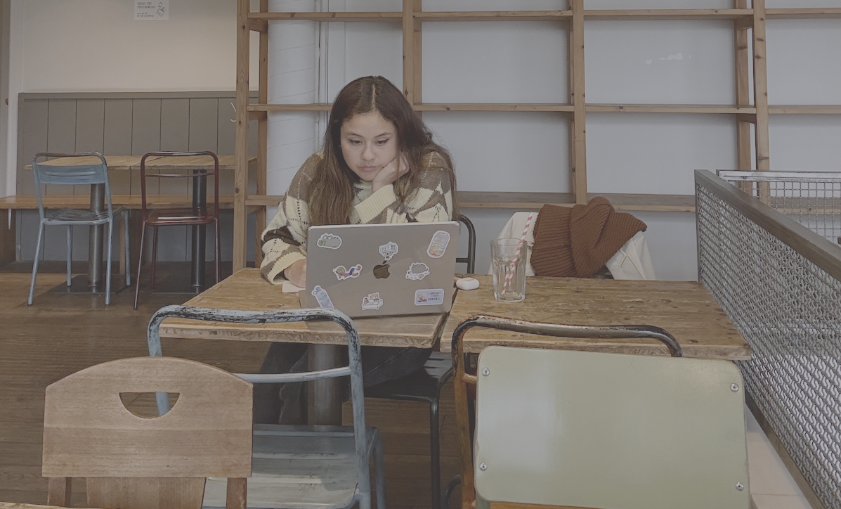 Mujer trabajando en una cafetería