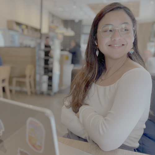 Valeria Polo trabajando en una cafeteria